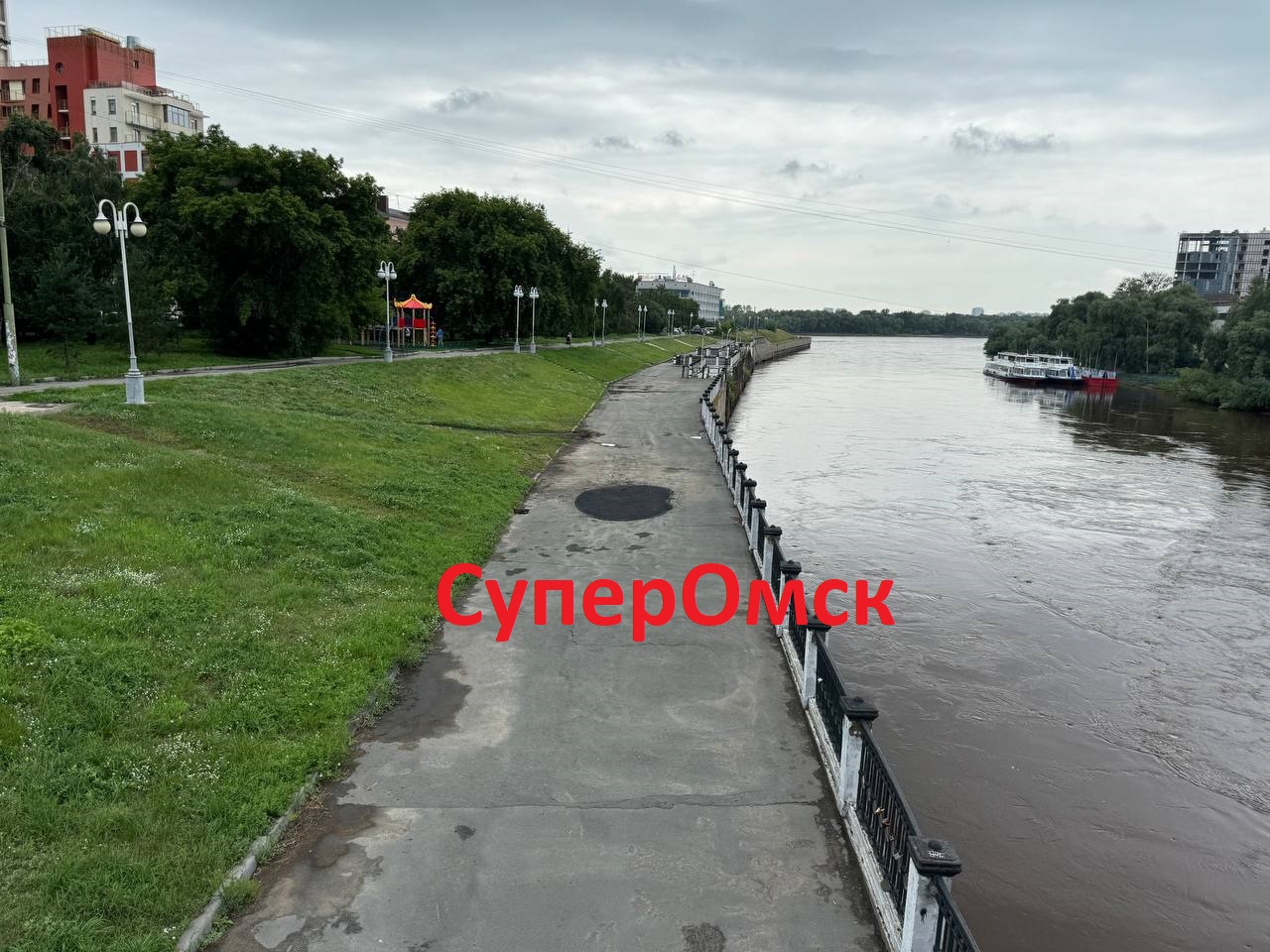 В Омске внезапно исчезли провалы в асфальте на набережной Оми В Омске внезапно исчезли провалы в асфальте на набережной Оми