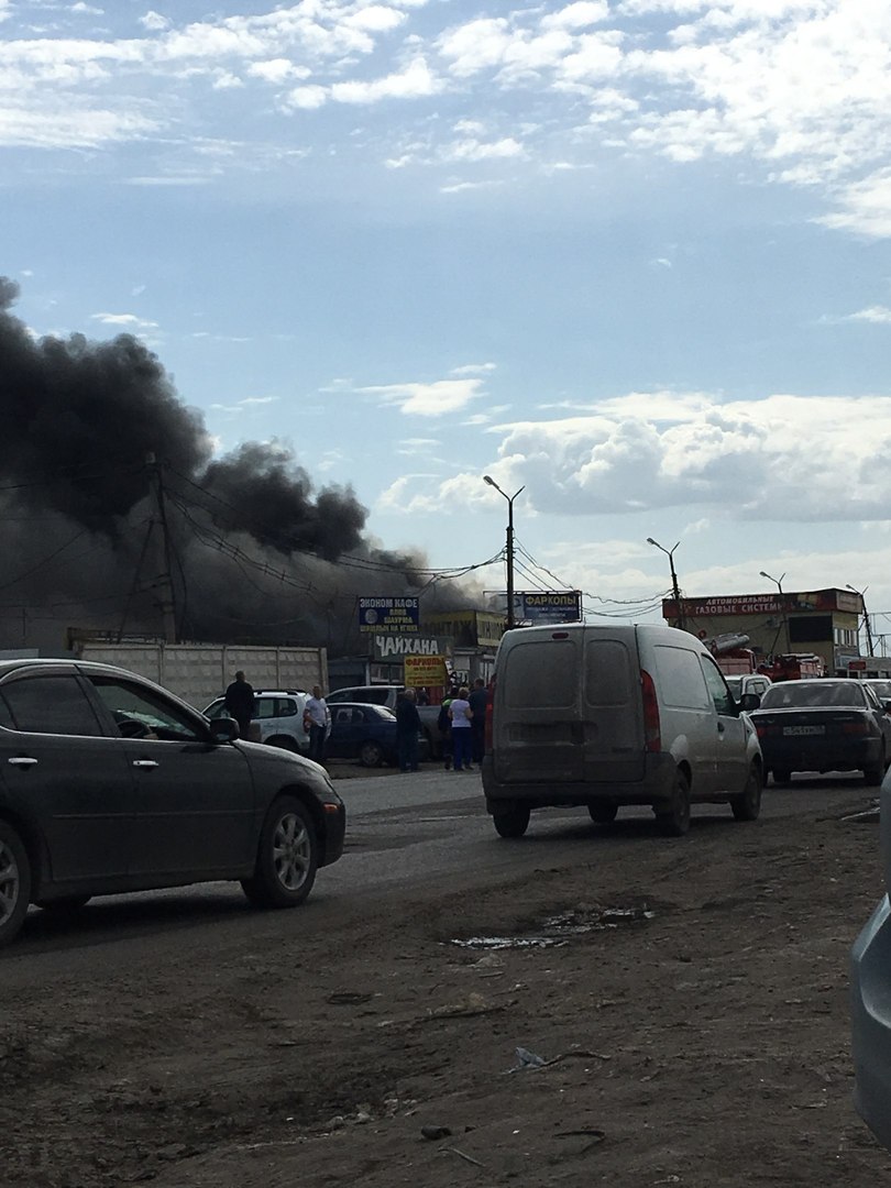 В омском Торговом городе полыхают шиномонтажка и СТО – ФОТО В омском Торговом городе полыхают шиномонтажка и СТО – ФОТО