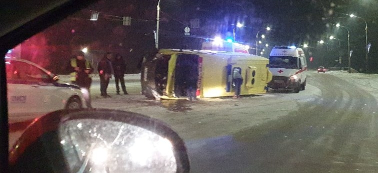 Первое ДТП, в котором пострадала омичка, погибшая в перевернувшейся скорой, устроил торговец фруктами из Таджикистана Первое ДТП, в котором пострадала омичка, погибшая в перевернувшейся скорой, устроил торговец фруктами из Таджикистана