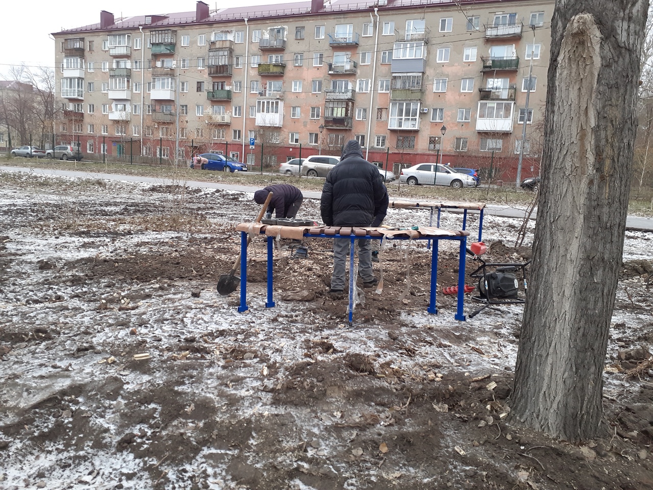 В Советском парке Омска спешно принялись делать приветственные надписи – фото В Советском парке Омска спешно принялись делать приветственные надписи – фото