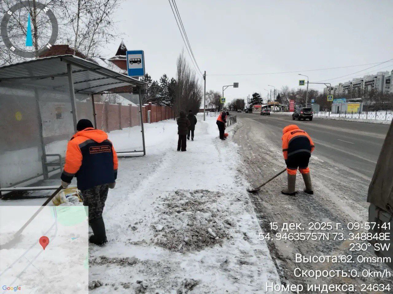 Уборка дорог Омска после снегопада началась еще ночью Уборка дорог Омска после снегопада началась еще ночью
