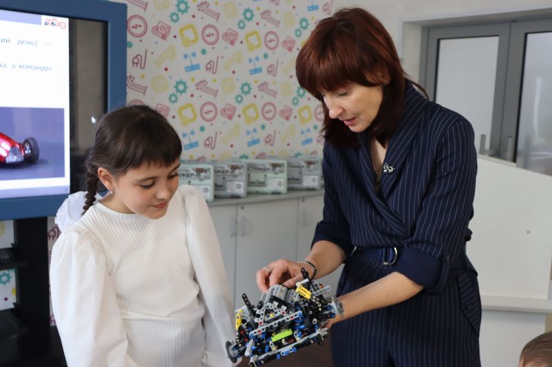 В омском Доме творчества стали проводить занятия по робототехнике и компьютерному дизайну В омском Доме творчества стали проводить занятия по робототехнике и компьютерному дизайну