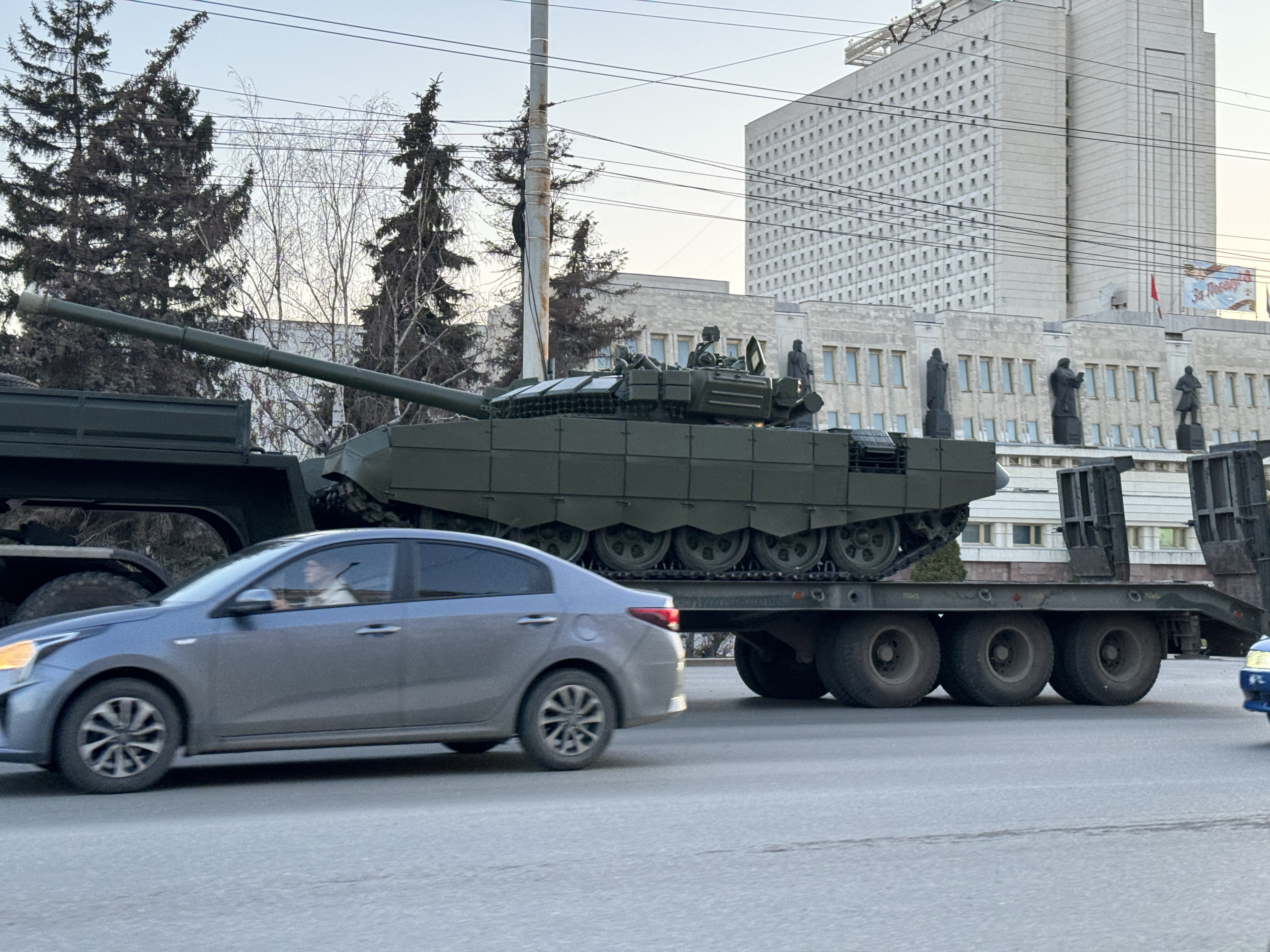 В центр Омска стянули боевую технику В центр Омска стянули боевую технику