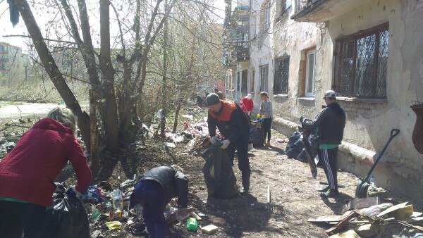 В Омске дети убрали безнадежную свалку под окнами взрослых В Омске дети убрали безнадежную свалку под окнами взрослых