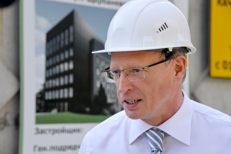 Губернатор Бурков побывал на стройплощадке отеля сети Hilton в Омске Губернатор Бурков побывал на стройплощадке отеля сети Hilton в Омске