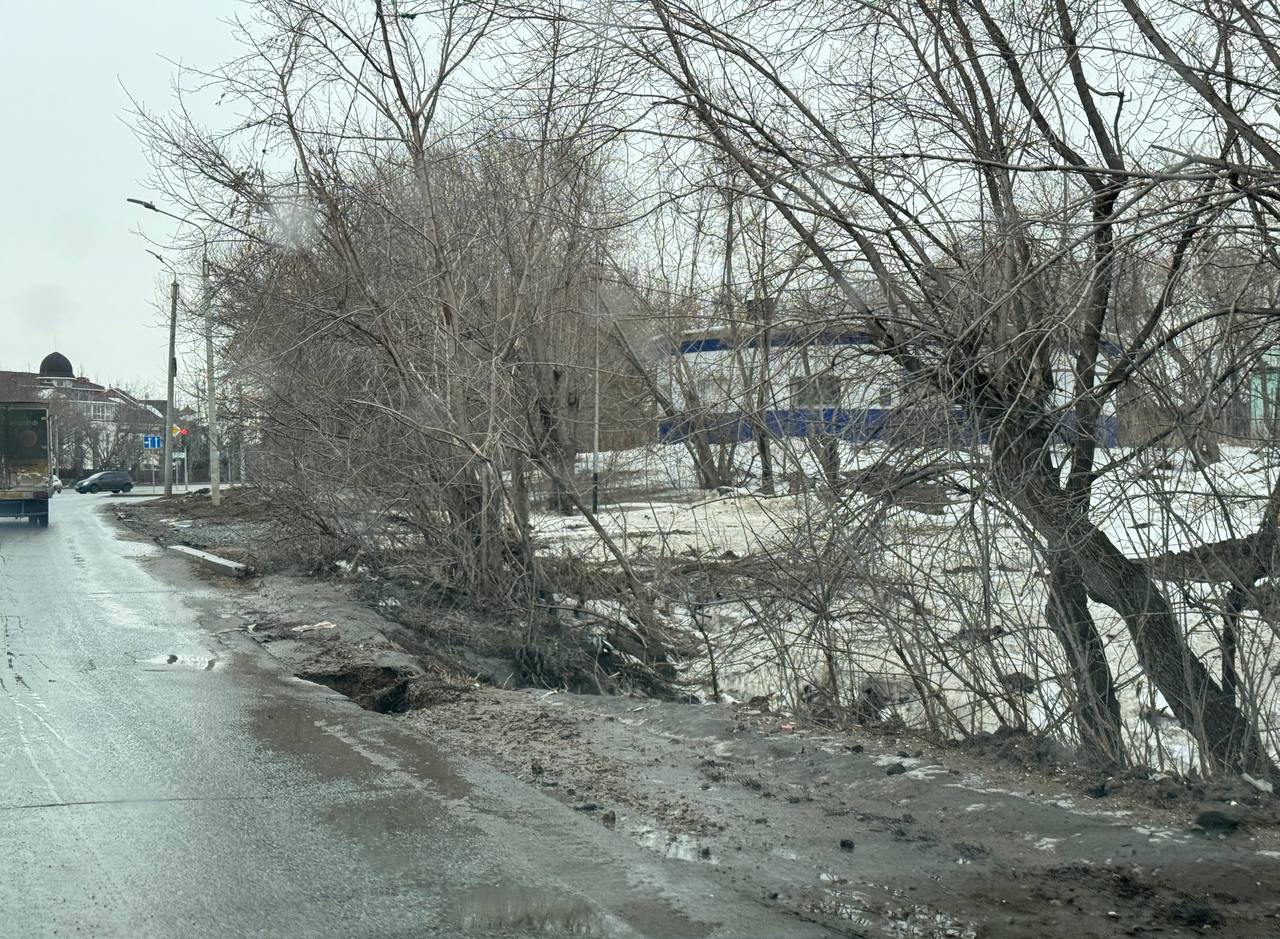 В Омске подмыло дорогу по улице в Старом Кировске В Омске подмыло дорогу по улице в Старом Кировске