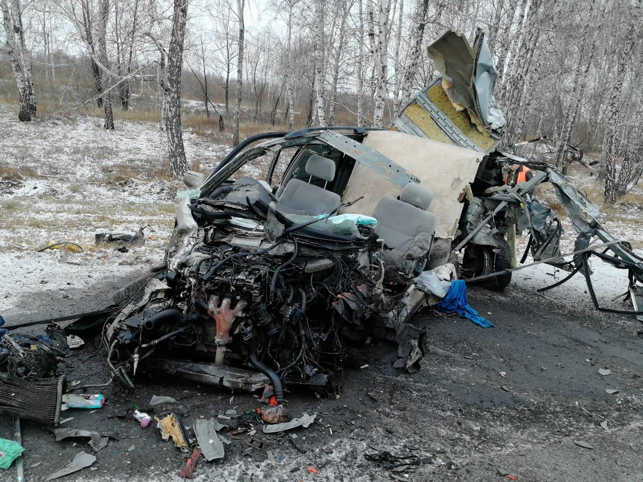 В омской ГИБДД заявили, что попавший в ДТП спецавтомобиль ехал с проблесковыми маячками и звуковым сигналом