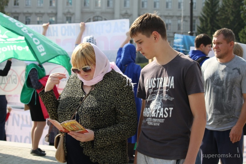 Православные омичи вышли защитить христианские святыни (ФОТОРЕПОРТАЖ) Православные омичи вышли защитить христианские святыни (ФОТОРЕПОРТАЖ)