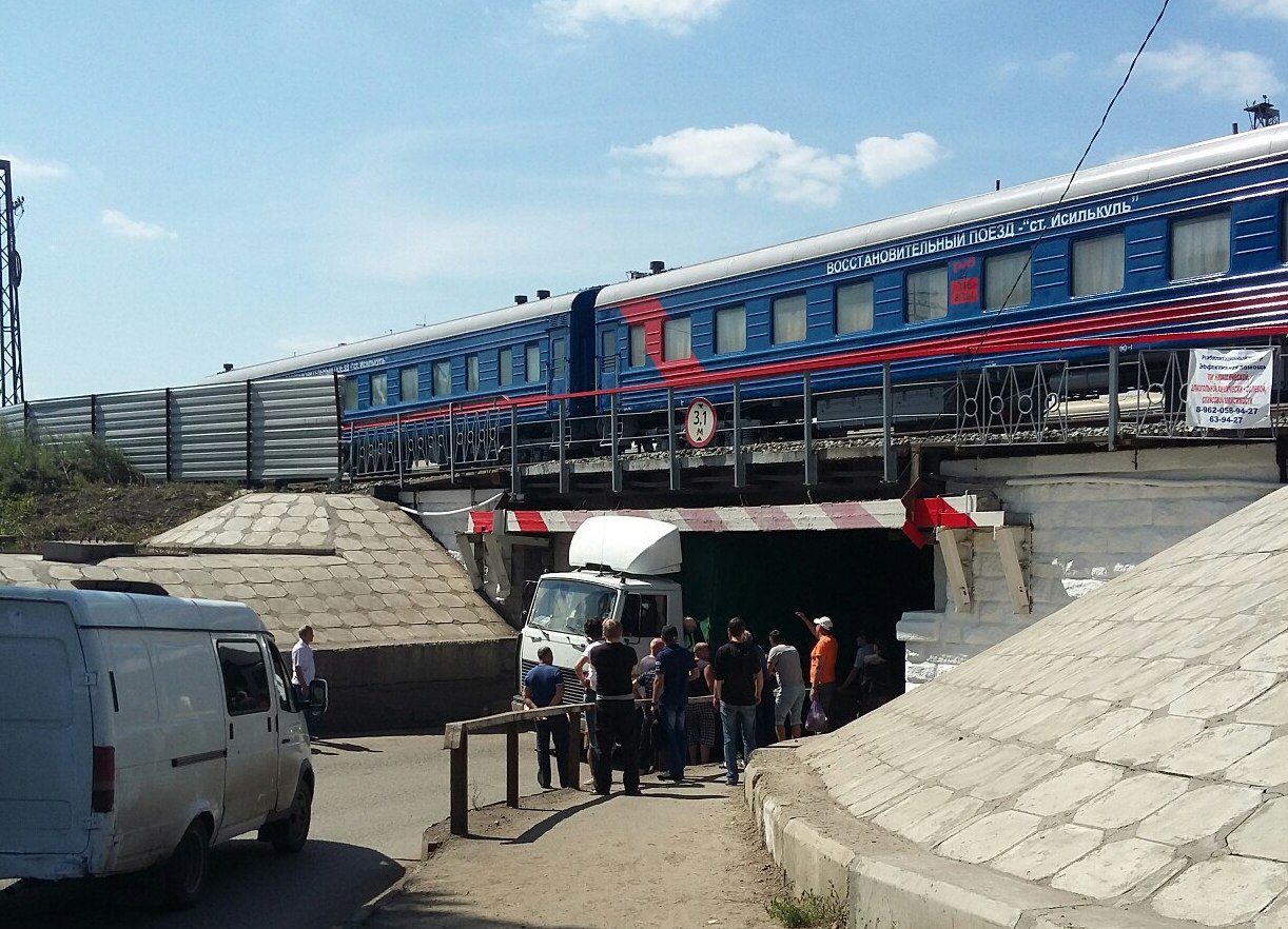 В Омске в тоннеле на Привокзалку снова застряла фура