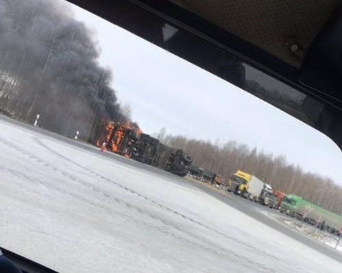 На трассе под Омском жутко полыхает опрокинувшаяся фура: обновлено На трассе под Омском жутко полыхает опрокинувшаяся фура: обновлено