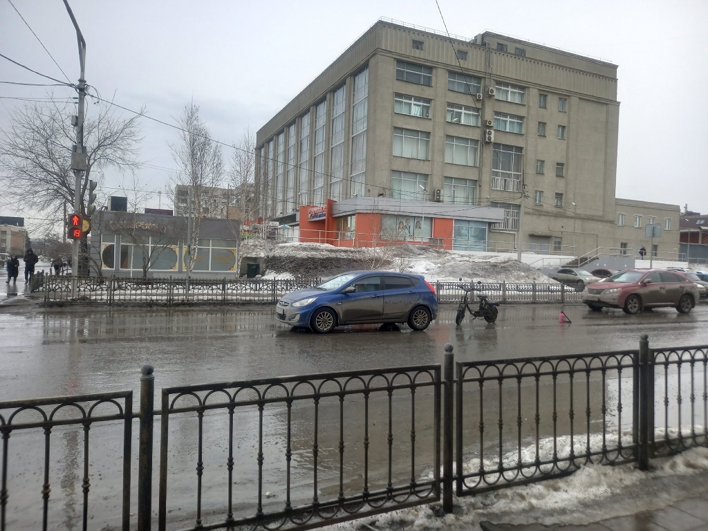 В центре Омска случилось ДТП с электробайком В центре Омска случилось ДТП с электробайком