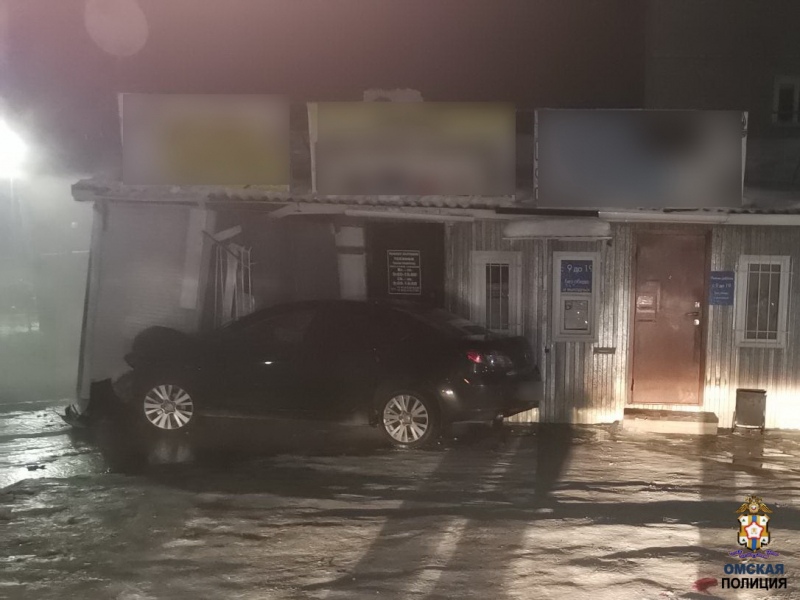 Житель Омской области разнес магазин и угробил машину: есть пострадавшие