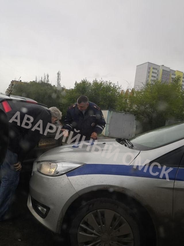 В Омске машина ДПС попала в аварию В Омске машина ДПС попала в аварию