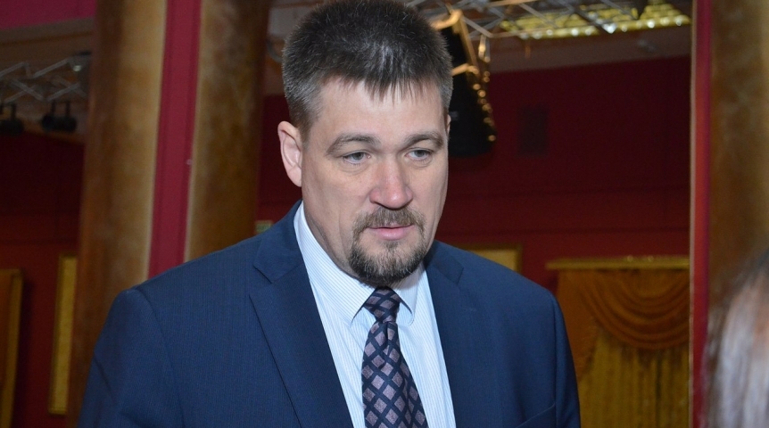 Омские власти не планируют влиять на снижение стоимости авиабилетов