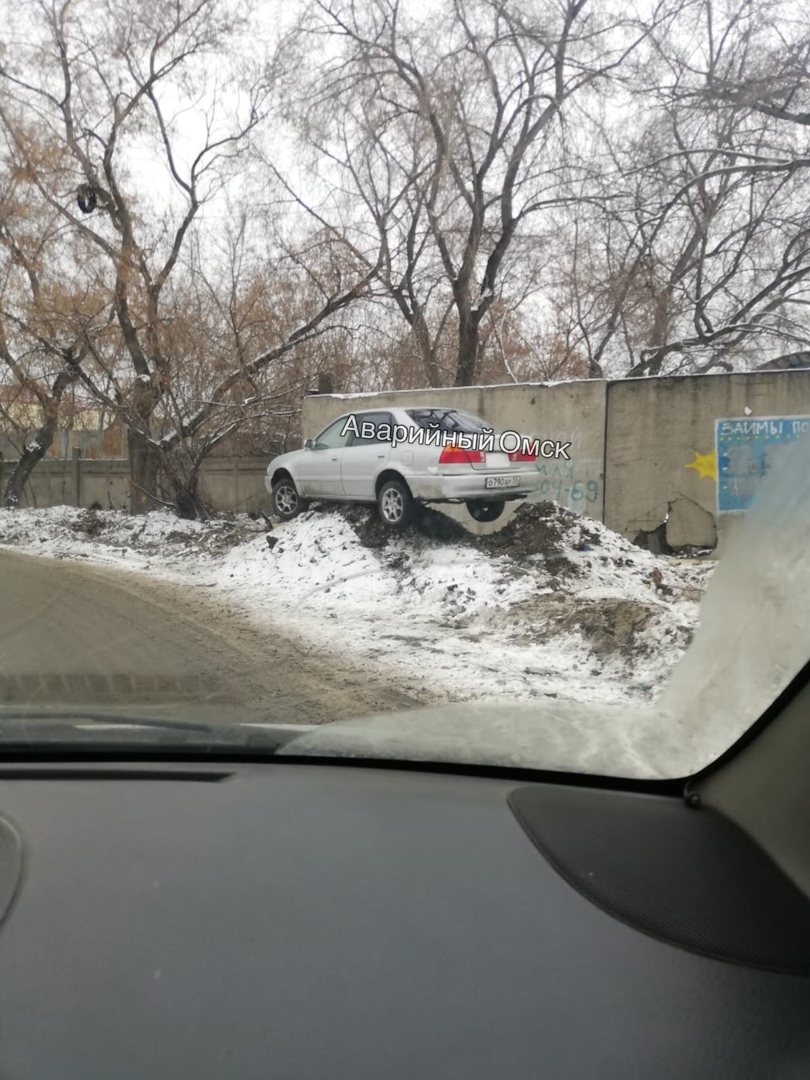 В Омске иномарка «повисла» на сугробе В Омске иномарка «повисла» на сугробе
