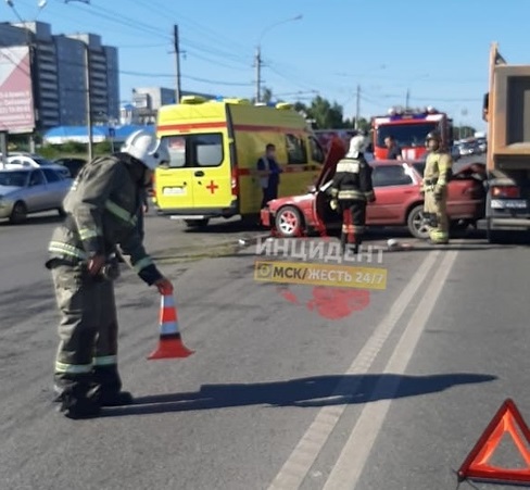 Появились фото жесткой массовой аварии на Левобережье Омска Появились фото жесткой массовой аварии на Левобережье Омска