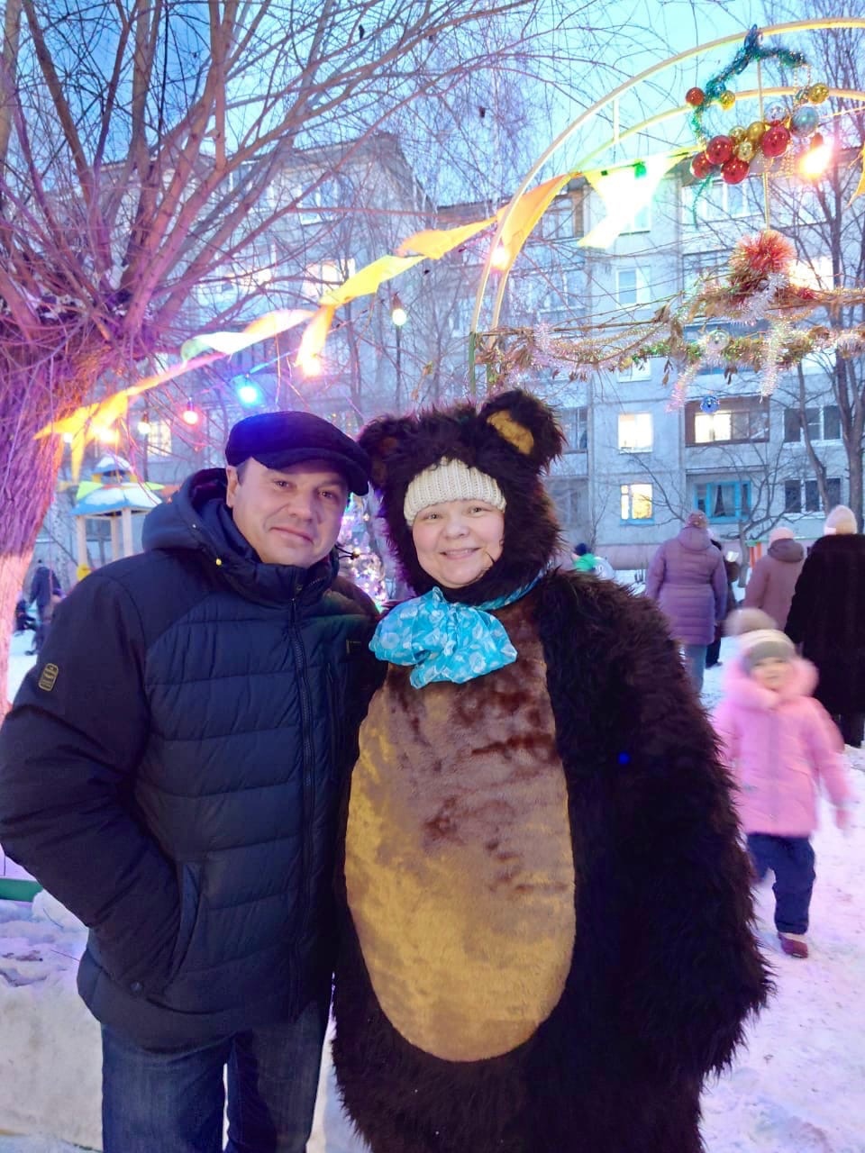 Юрий Козловский совместно с КТОСами Октябрьского округа подарил новогоднее настроение омичам Юрий Козловский совместно с КТОСами Октябрьского округа подарил новогоднее настроение омичам