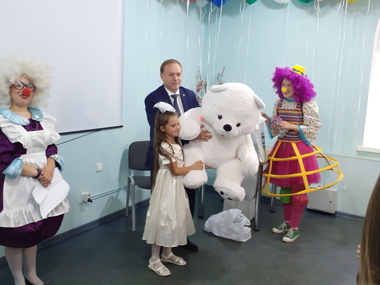 Омские депутаты подарили детям праздник накануне 1 сентября Омские депутаты подарили детям праздник накануне 1 сентября