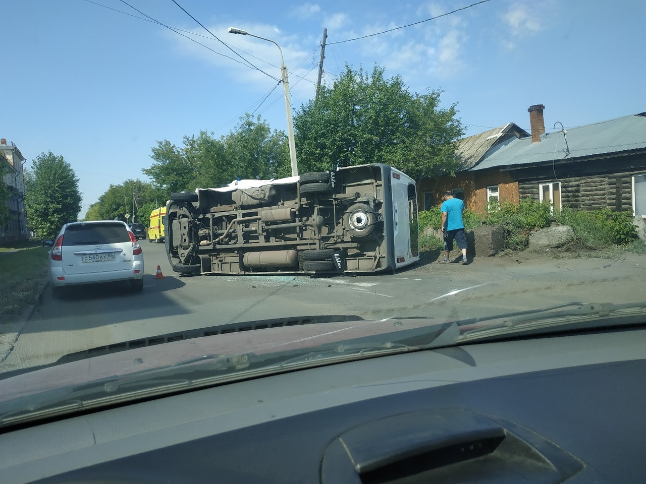 В Омске после ДТП перевернулась маршрутка: есть пострадавшие