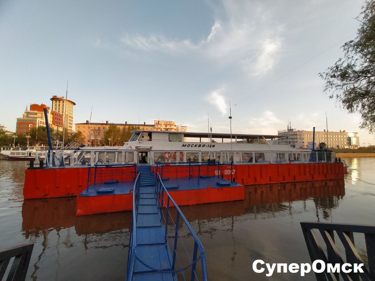 Салют на воде: как выглядел фейерверк с прогулочного теплохода в Омске Салют на воде: как выглядел фейерверк с прогулочного теплохода в Омске