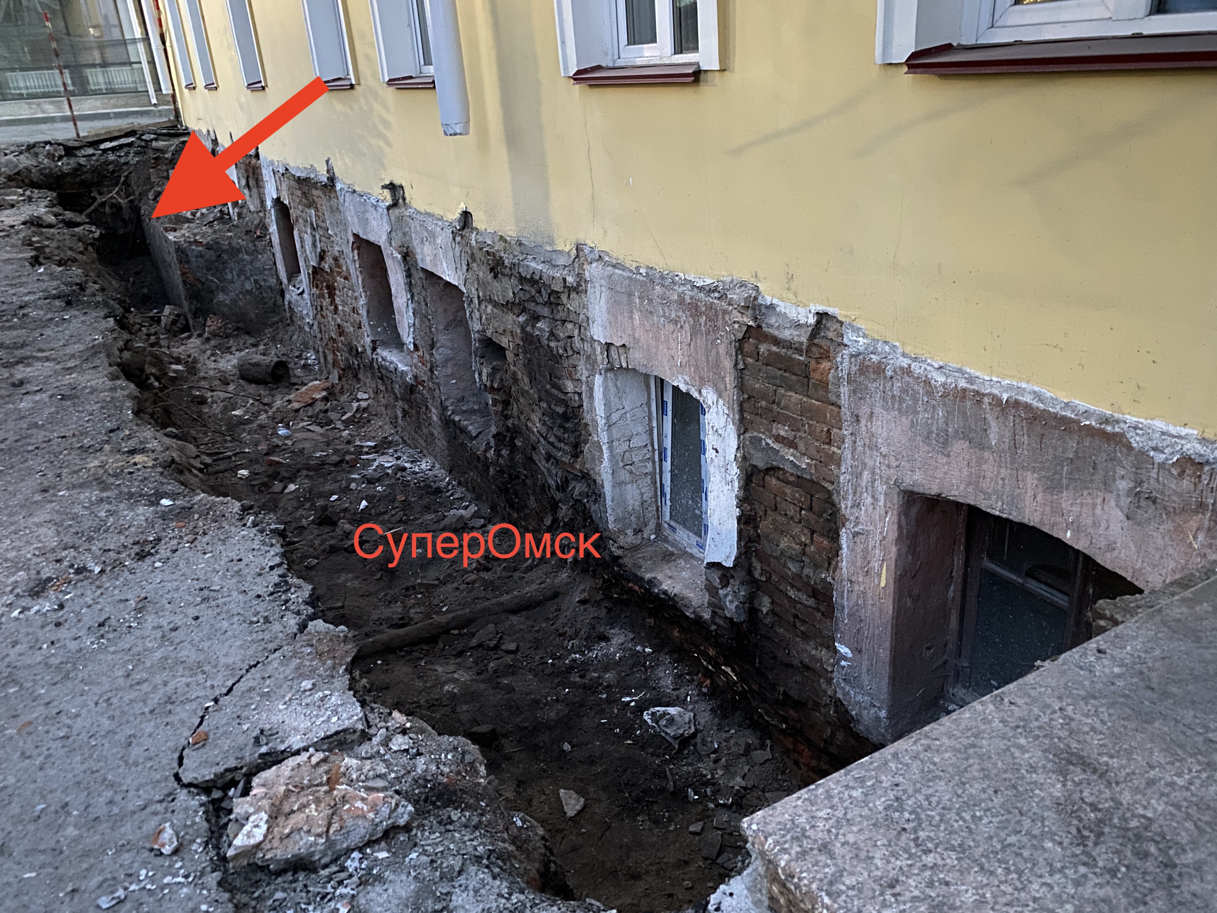 В Омске при ремонте старого здания отрыли засыпанный этаж и замурованный ход В Омске при ремонте старого здания отрыли засыпанный этаж и замурованный ход