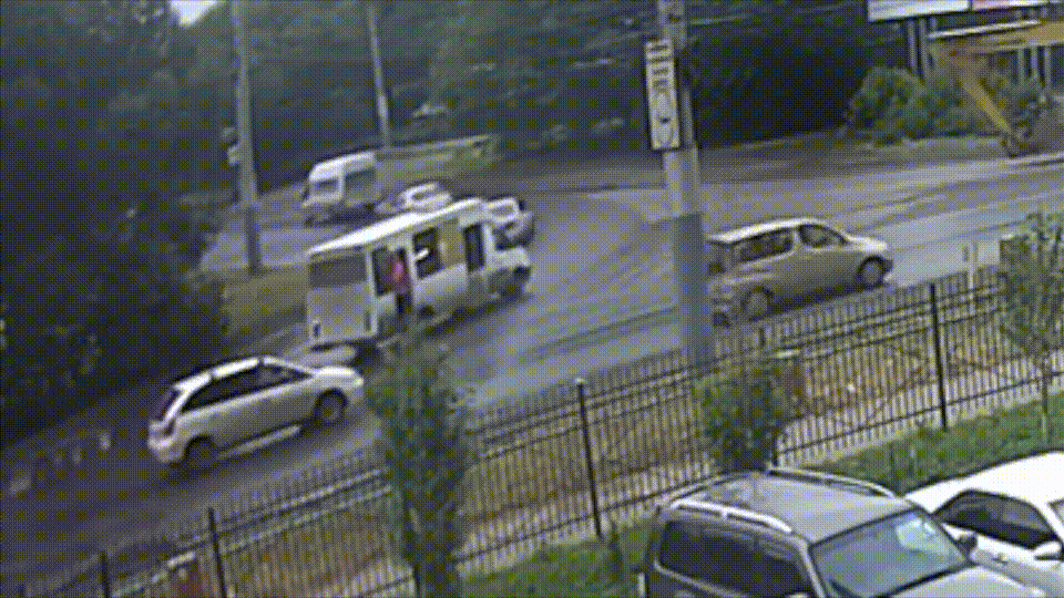 Момент падения пенсионерки из маршрутки в Омске попал на видео Момент падения пенсионерки из маршрутки в Омске попал на видео