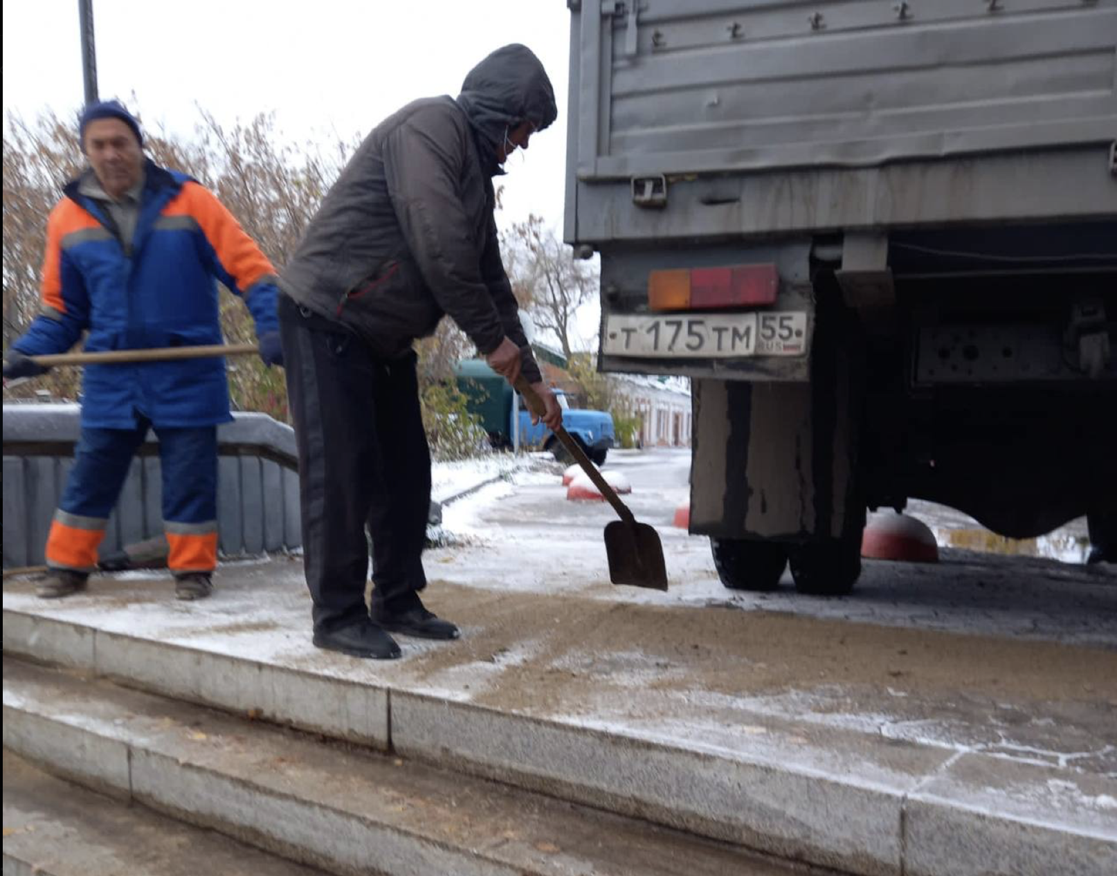 Омские дороги оперативно обрабатывают противогололедными реагентами Омские дороги оперативно обрабатывают противогололедными реагентами