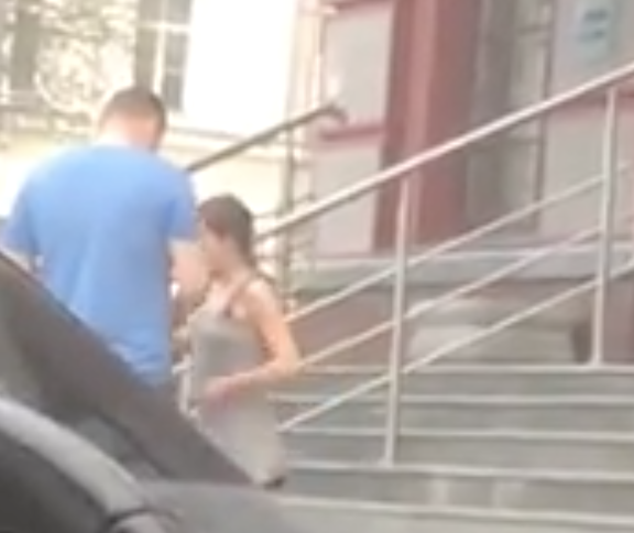 Похожий на охранника Навального провел досуг с омичкой в гостинице Похожий на охранника Навального провел досуг с омичкой в гостинице