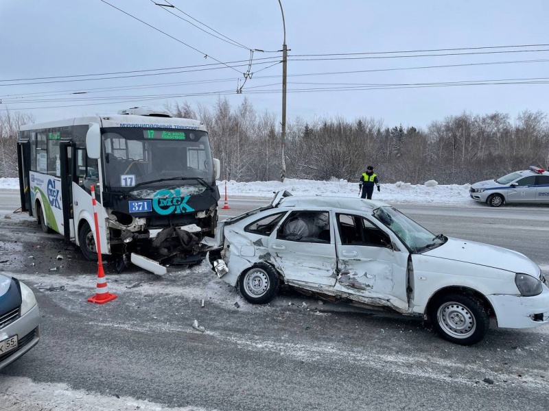 Появились подробности и фото массового ДТП с пострадавшими у Ленинградского моста в Омске Появились подробности и фото массового ДТП с пострадавшими у Ленинградского моста в Омске