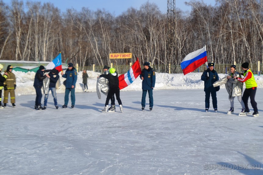 Омские спасатели устроили шоу-тренировку на коньках Омские спасатели устроили шоу-тренировку на коньках