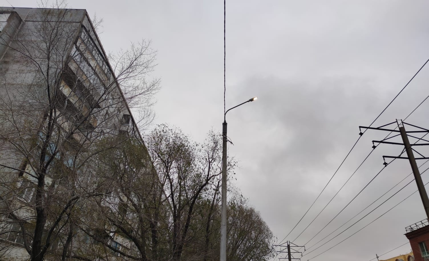 При содействии Владимира Корбута на омской Московке решена проблема с освещенностью у детского сада и школы При содействии Владимира Корбута на омской Московке решена проблема с освещенностью у детского сада и школы