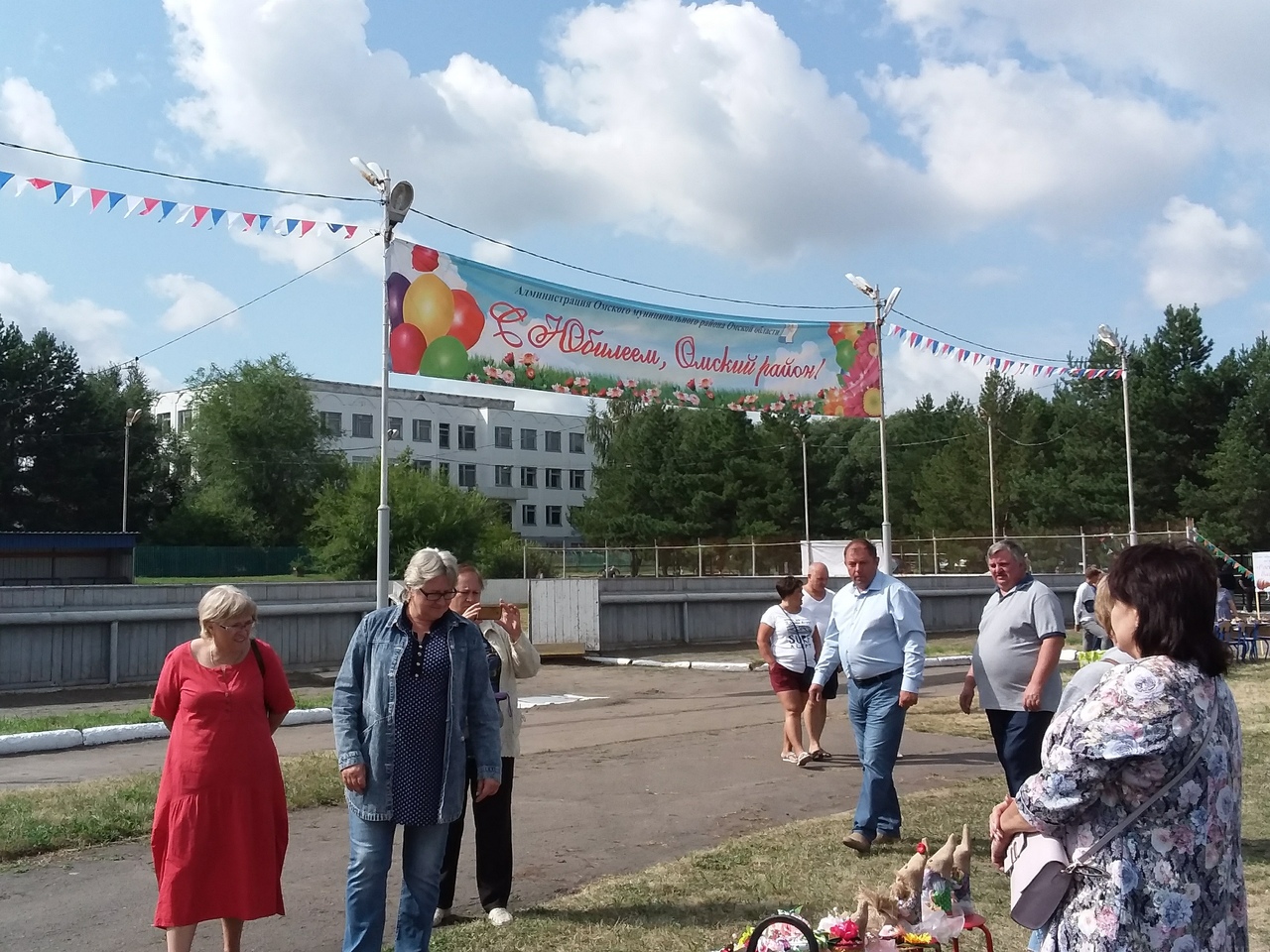 Долматов в сопровождении звезды фильма «Любовь и голуби» поздравил с юбилеем жителей Омского района Долматов в сопровождении звезды фильма «Любовь и голуби» поздравил с юбилеем жителей Омского района