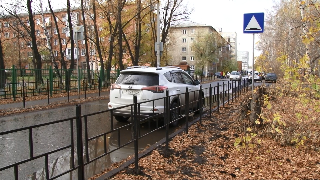 Омский депутат помог с безопасностью детей у школы