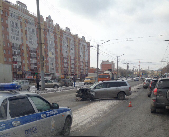 В Омске «Ладу» едва не разнесло в клочья от столкновения на Космическом проспекте