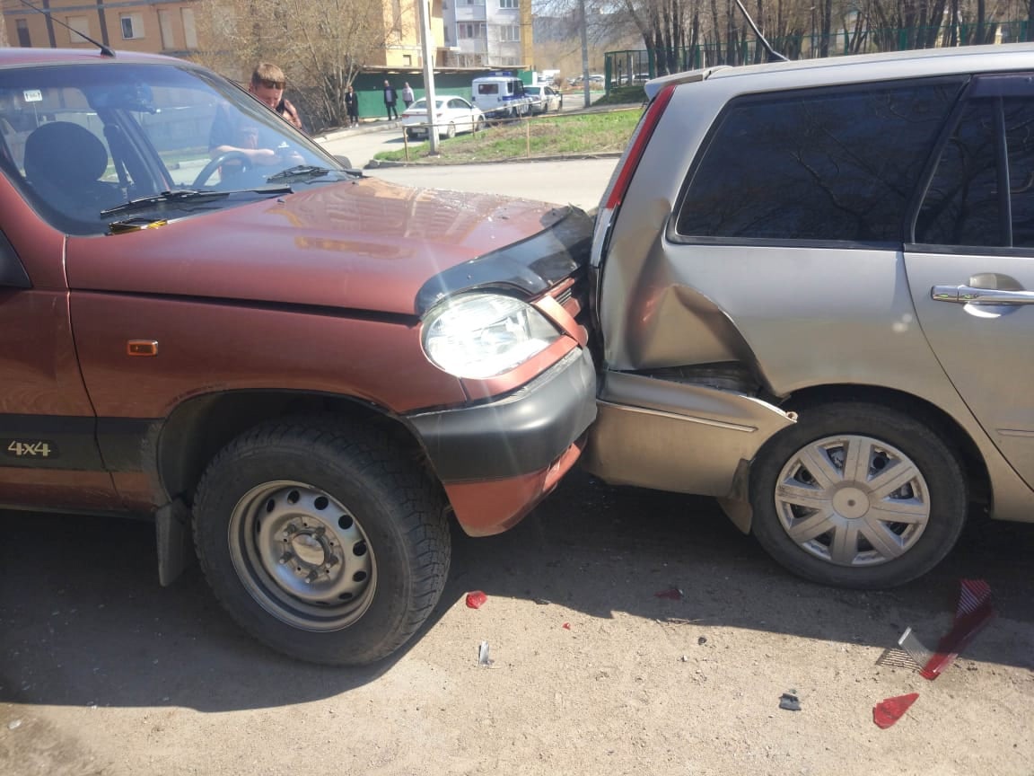 Из-за тройного ДТП в Омске пострадала женщина-пешеход Из-за тройного ДТП в Омске пострадала женщина-пешеход