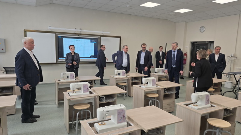 Александр Артемов показал депутатам из СФО оборонные мощности Омска
