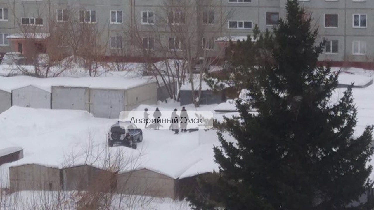 В Омске на Левобережье во дворе многоэтажки нашли два окоченевших трупа В Омске на Левобережье во дворе многоэтажки нашли два окоченевших трупа