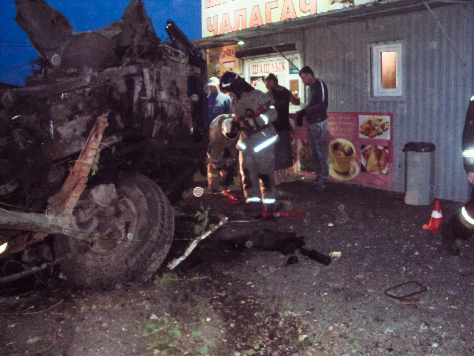 На Красноярском тракте в Омске жестко смяло КамАЗ после мощного ДТП На Красноярском тракте в Омске жестко смяло КамАЗ после мощного ДТП
