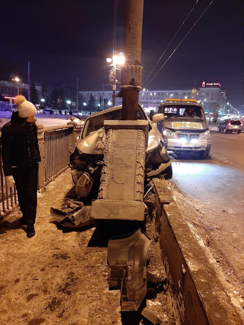 На Комсомольском мосту в Омске иномарка вылетела с дороги На Комсомольском мосту в Омске иномарка вылетела с дороги
