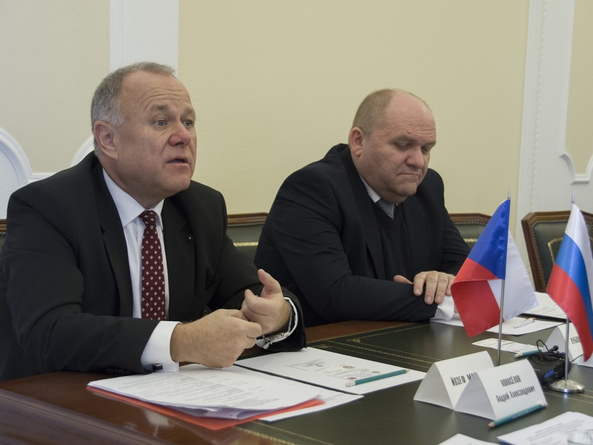 Новоселов поздравил чешских дипломатов с днем образования уже несуществующей страны Новоселов поздравил чешских дипломатов с днем образования уже несуществующей страны