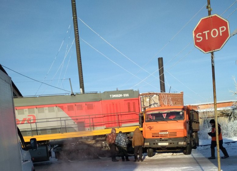В Омске тепловоз въехал в КамАЗ на переезде – фото В Омске тепловоз въехал в КамАЗ на переезде – фото