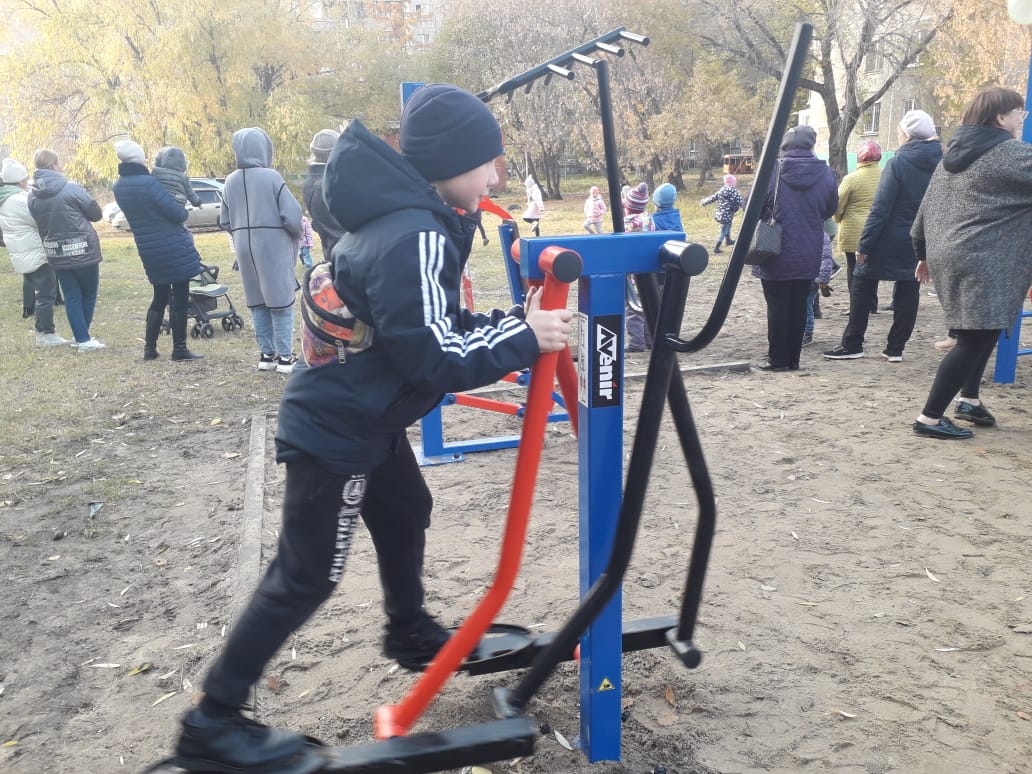Дмитрий Сахань подарил омичам новую детскую площадку Дмитрий Сахань подарил омичам новую детскую площадку