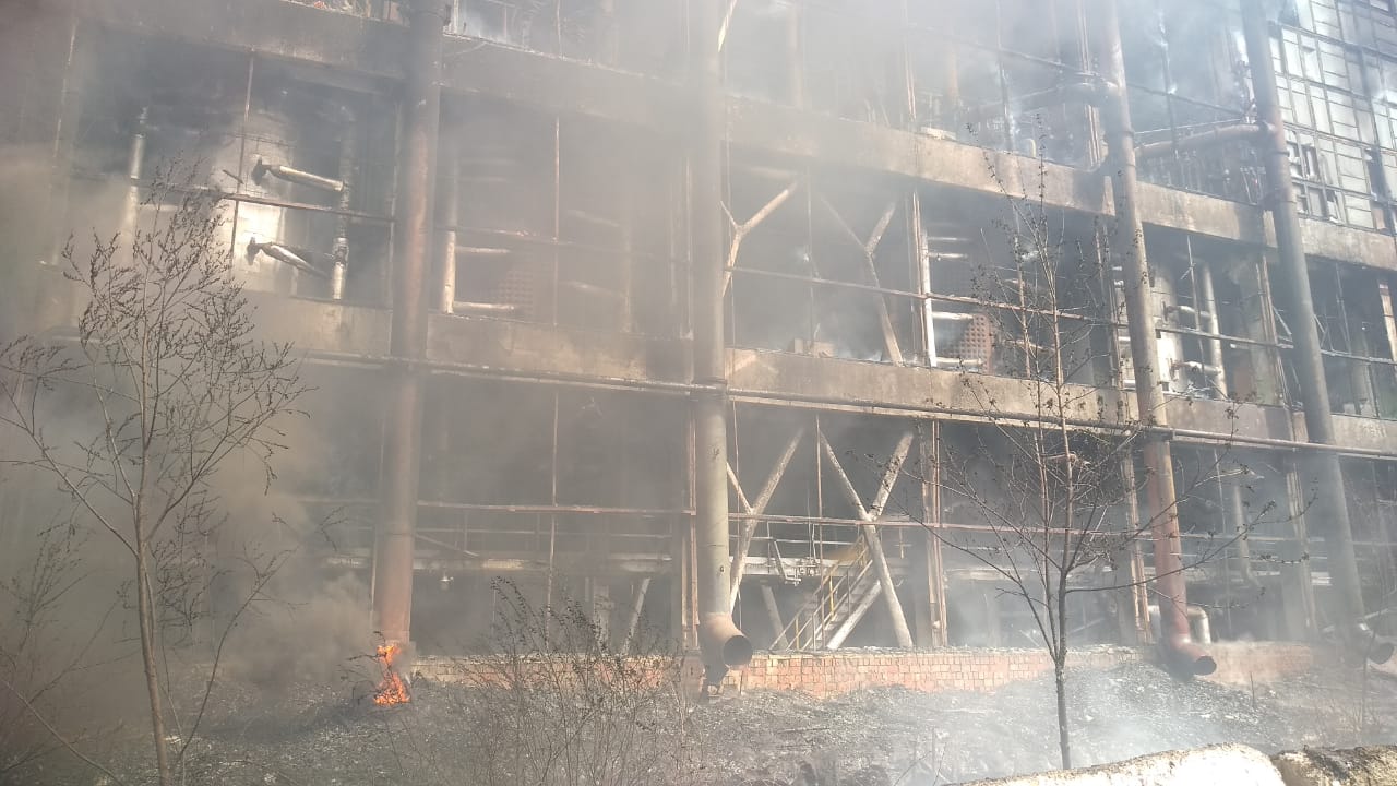 Мощный пожар разгорелся на предприятии по Красноярскому тракту в Омске Мощный пожар разгорелся на предприятии по Красноярскому тракту в Омске