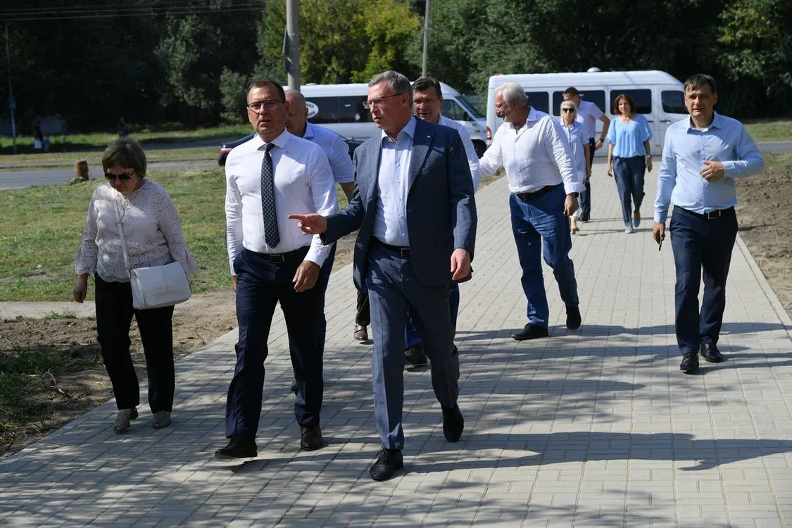 Губернатор Омской области приехал с поздравлениями на юбилей поселка Берегового Губернатор Омской области приехал с поздравлениями на юбилей поселка Берегового