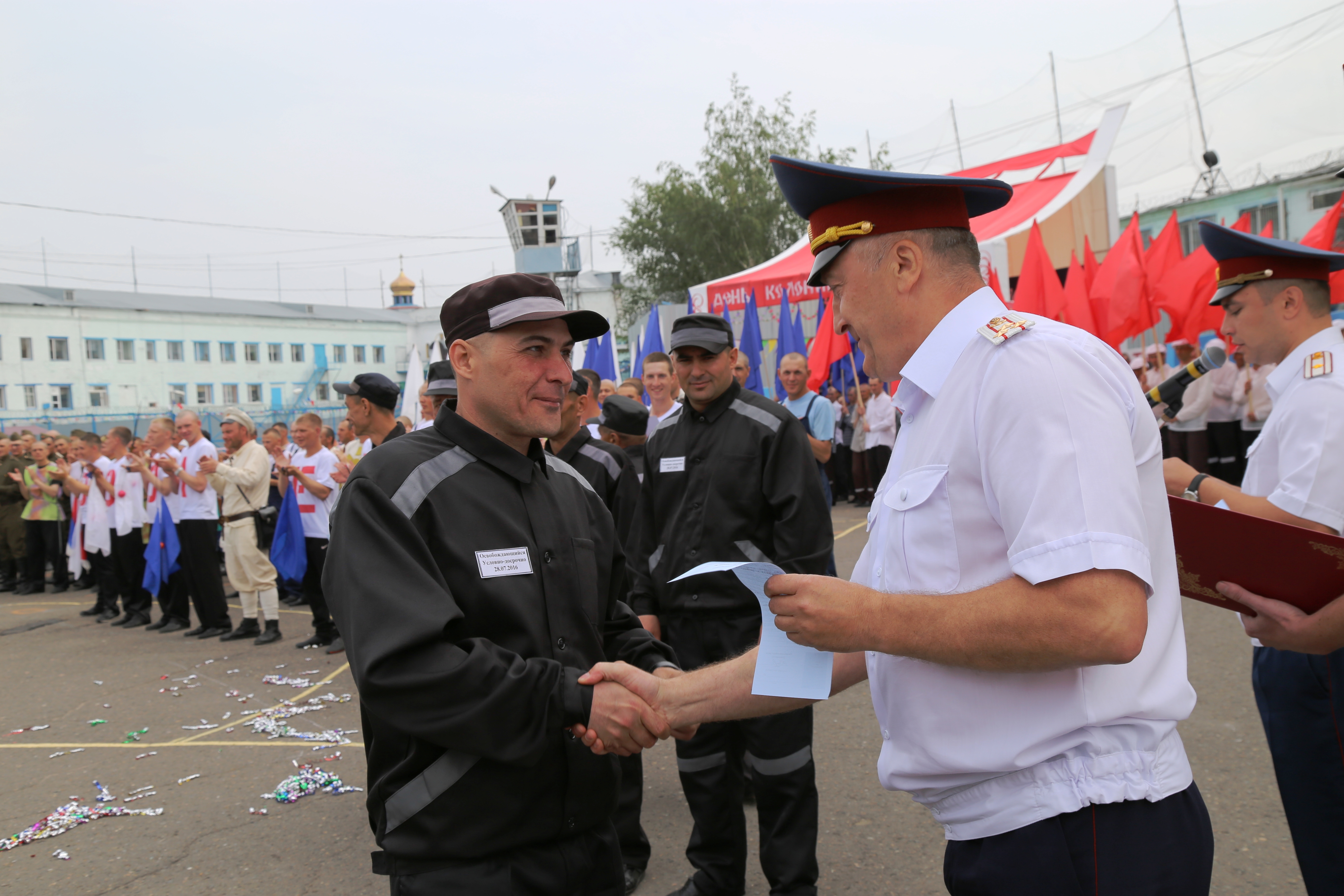 Омские заключенные превратили плац в театральную сцену к 300-летию города Омские заключенные превратили плац в театральную сцену к 300-летию города