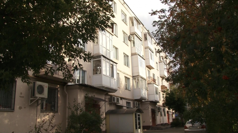 В доме по «гостевому маршруту» председатель ТСЖ разыскивает подрядчика на ремонт фасада В доме по «гостевому маршруту» председатель ТСЖ разыскивает подрядчика на ремонт фасада