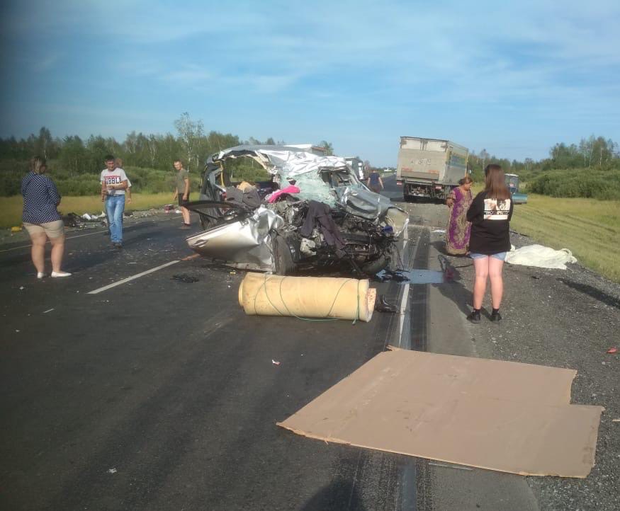 Появились фото страшной аварии под Омском, где грузовики разорвали легковушку – погибли двое взрослых и ребенок Появились фото страшной аварии под Омском, где грузовики разорвали легковушку – погибли двое взрослых и ребенок
