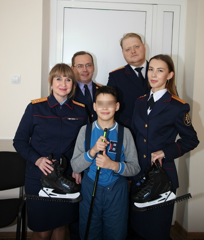 Омские следователи исполнили новогоднюю, но не заветную мечту маленького омича, который часами стоял коленями на гречке Омские следователи исполнили новогоднюю, но не заветную мечту маленького омича, который часами стоял коленями на гречке