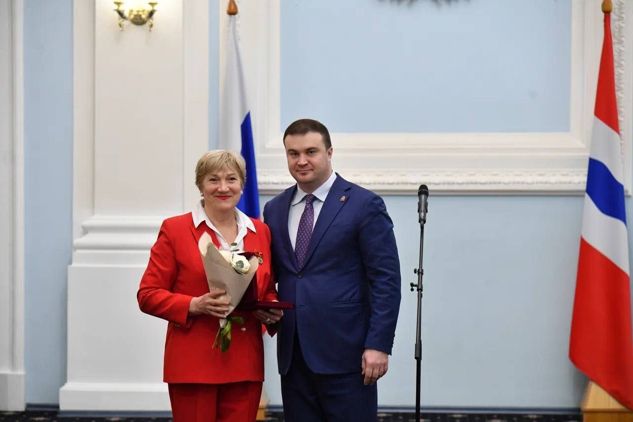 Виталий Хоценко одарил отличившихся омичек перед 8 Марта Виталий Хоценко одарил отличившихся омичек перед 8 Марта