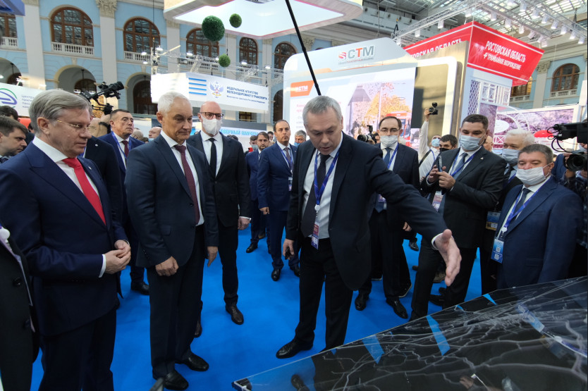 Губернатор Андрей Травников представил развитие транспортного каркаса Новосибирской агломерации на «Транспортной неделе» в Москве Губернатор Андрей Травников представил развитие транспортного каркаса Новосибирской агломерации на «Транспортной неделе» в Москве